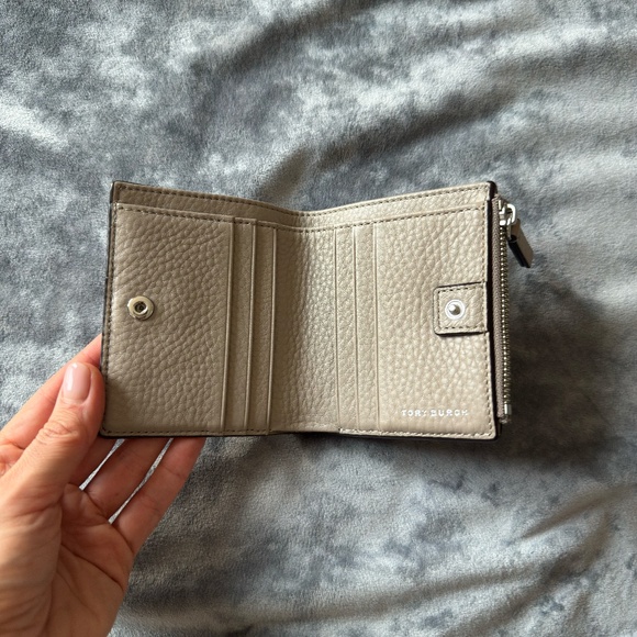 Tory Burch Small Beige Leather Wallet - Picture 6 of 7